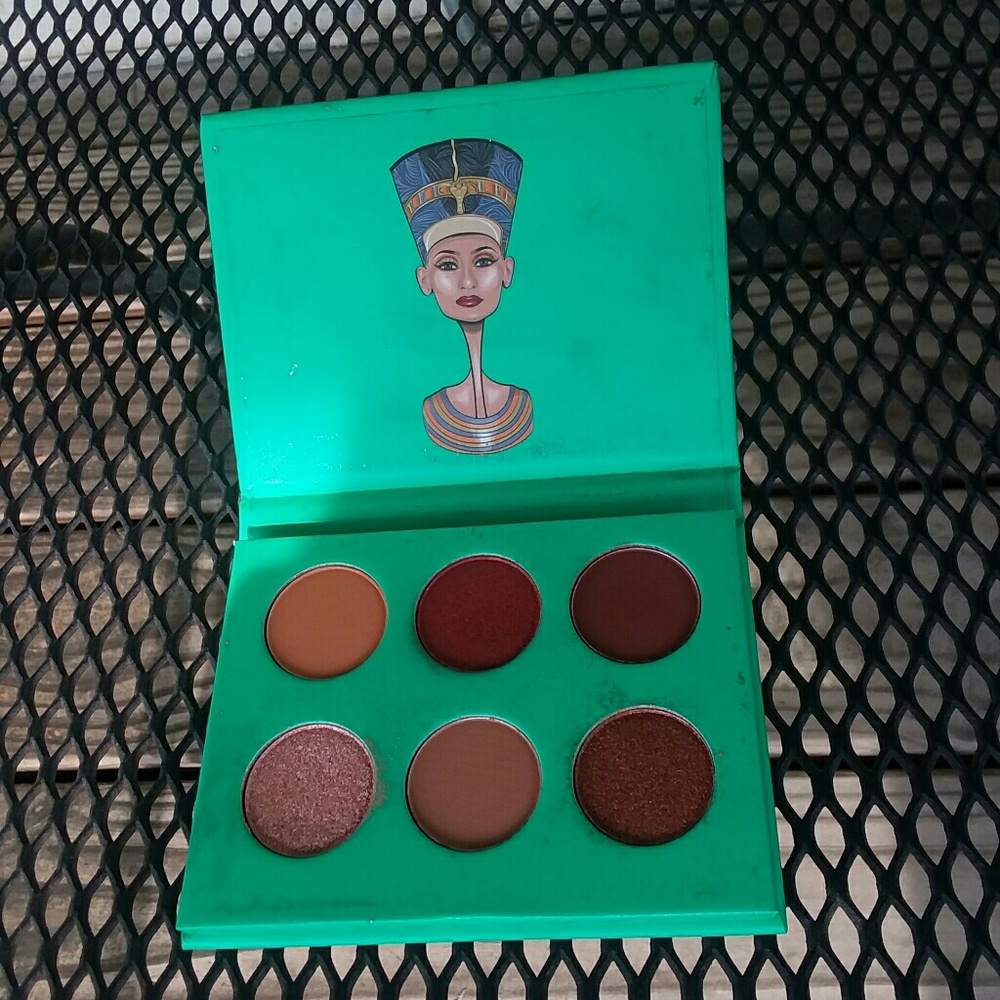 THE NUBIAN BY JULIA'S PLACE, LORAC GOLD EYE LINER
